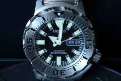 2004-01-26 Seiko Black Monster divers watch close-up