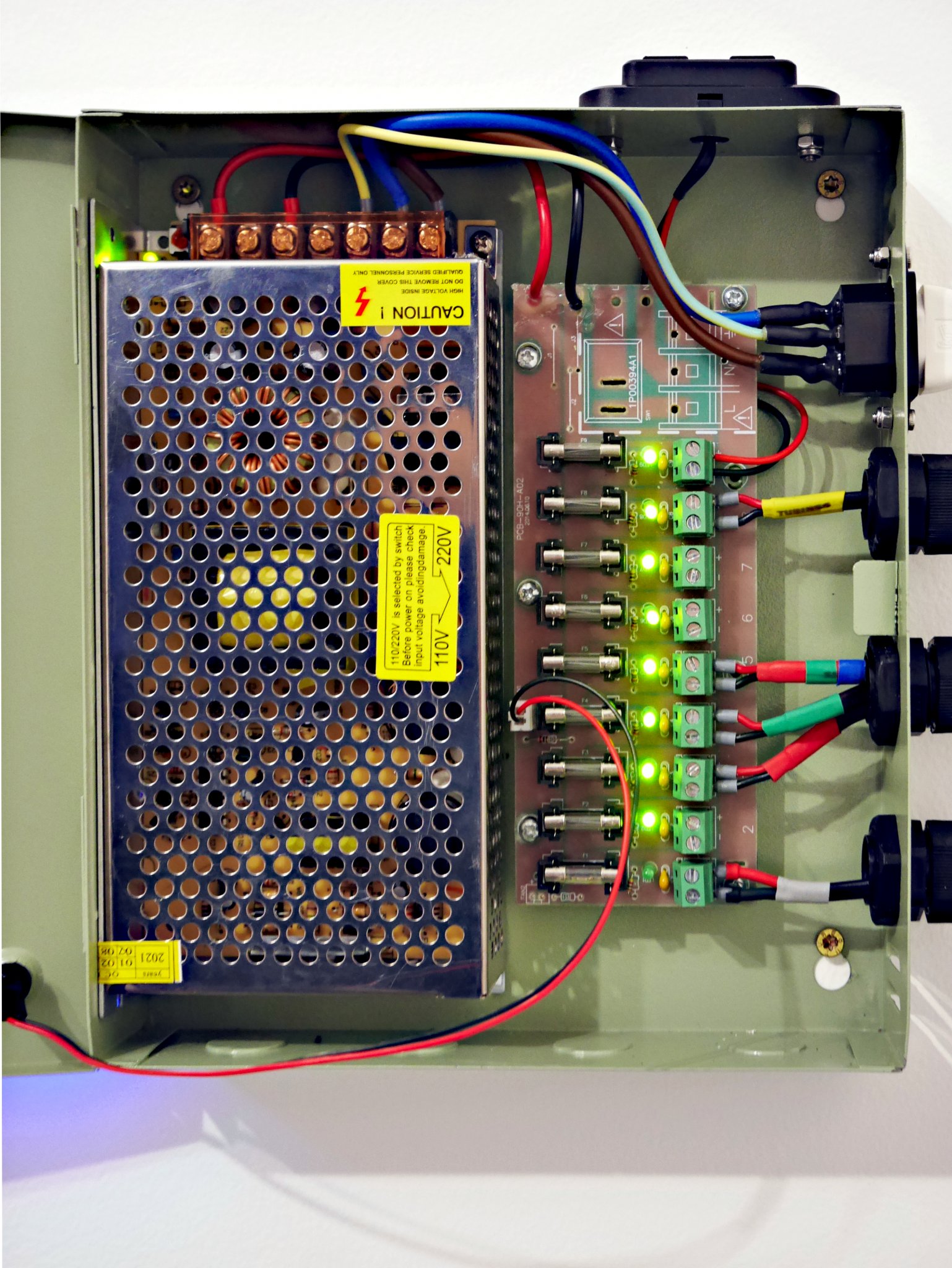 2021 incarnation, simplified yet improved. Note 15 amp PSU module, IEC mains socket, blue LED and double 2.4A USB module on the top. 