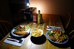 20221101-2460798-ua1101l-romantic-dinner-for-two