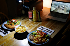20221101-2460804-ua1101l-romantic-dinner-for-two