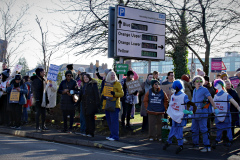 20230119-p2480129-nurses-protest-outside-southampton-general-hospital