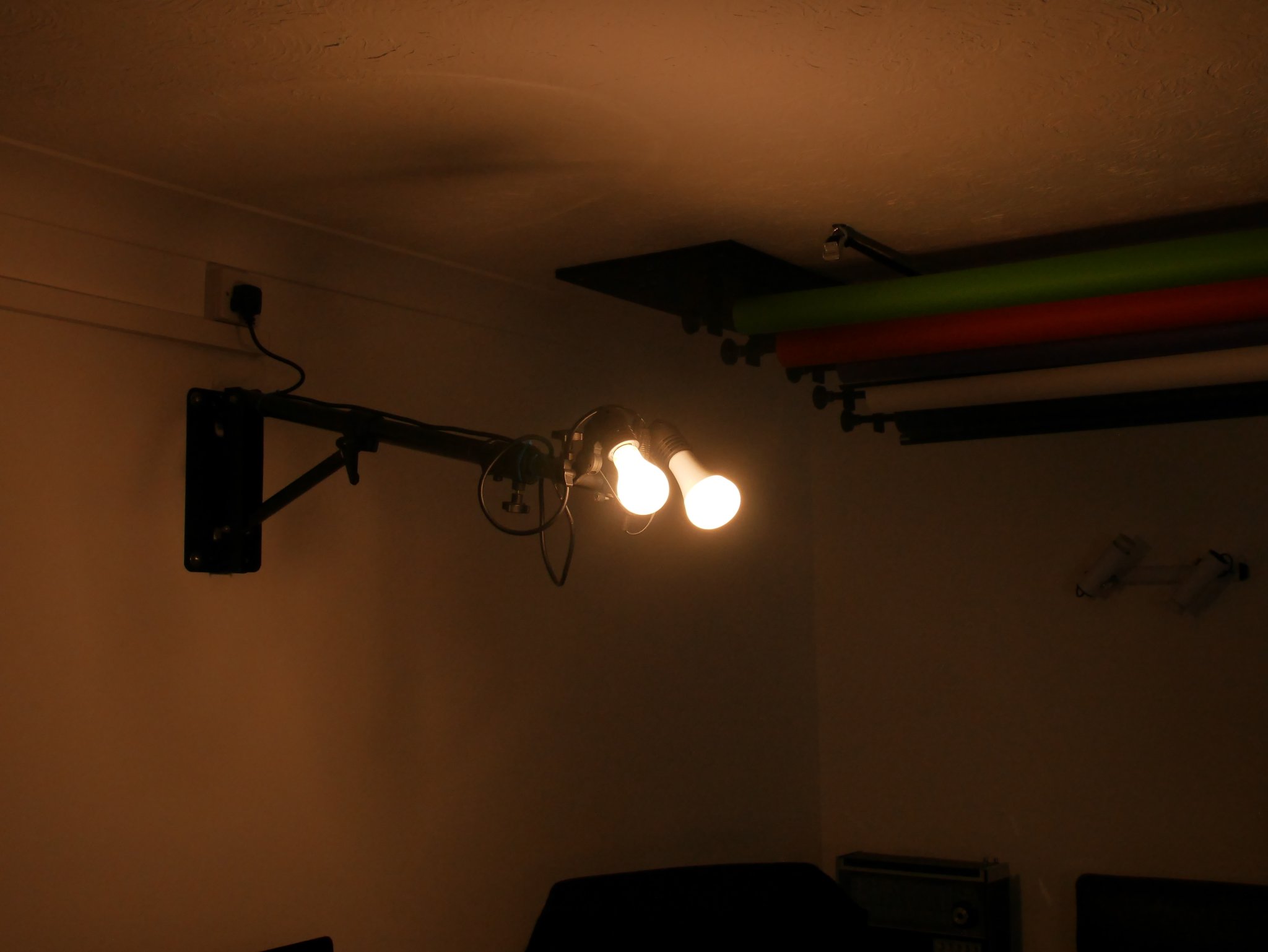 Power on, from a couple of metres away. Again the Mi-Light FUT-105 is on the right.