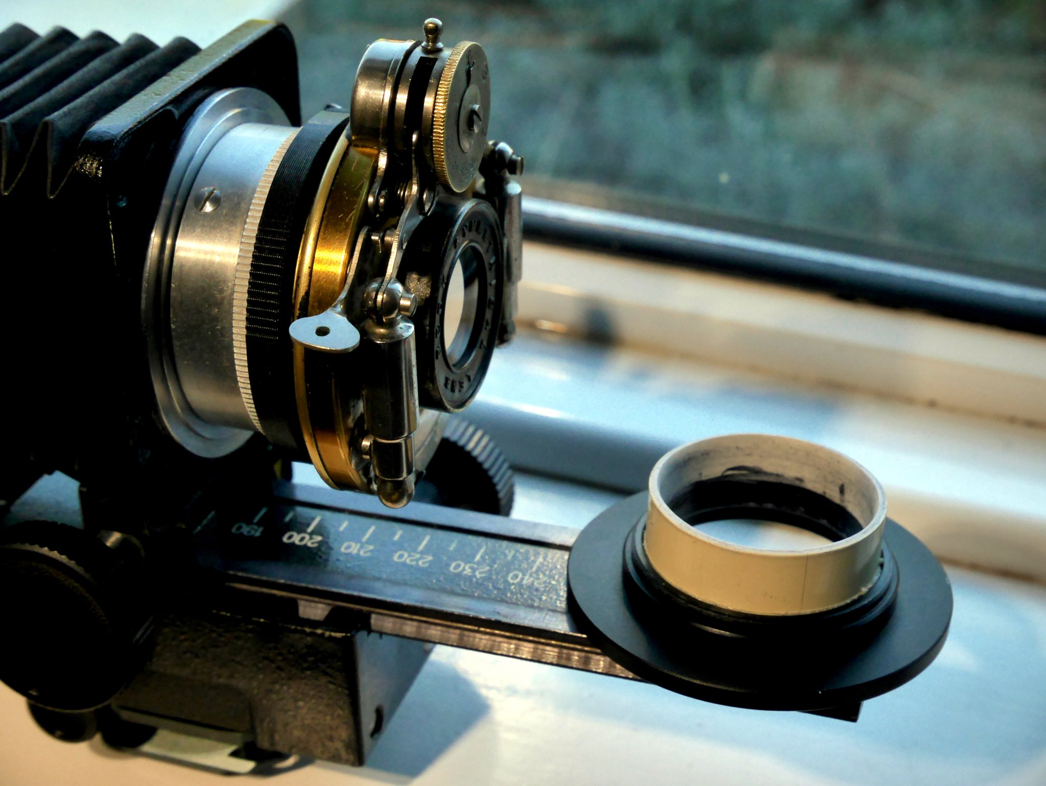 Bausch and Lomb + Beck lens-close-up, mounted on Vorsatz macro bellows. In front of the lens is my home made adapter fitted with 37mm -> 58mm step-up ring.
