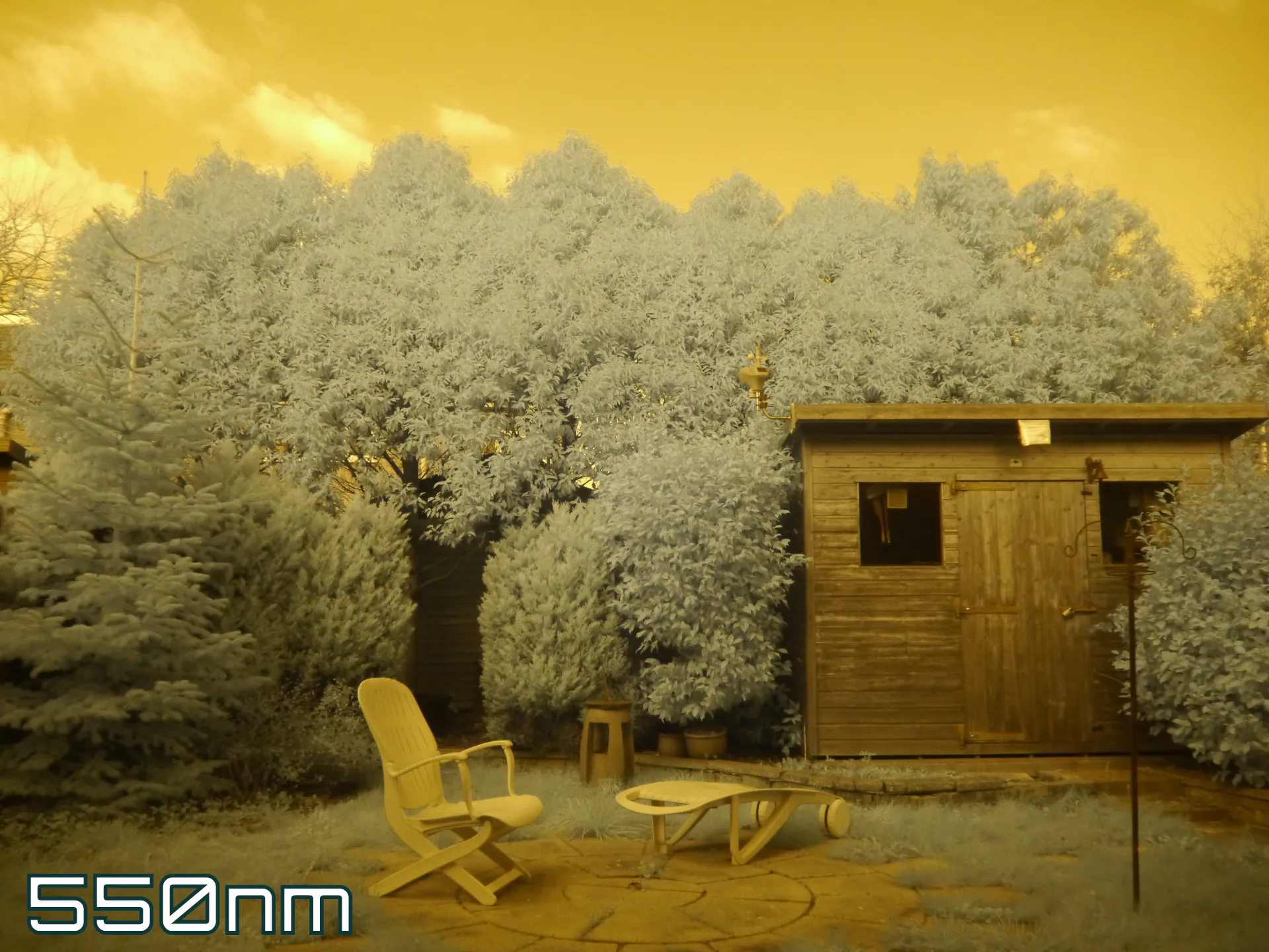 Animation showing Fourth Eye variable IR filter in action. It goes from filtering out lights shorter 550 nanometres (greens blues and violets) in stages, through 560nm, 590nm, 630nm, 650nm, 680nm, 720nm to 750 nanometres (finally filtering out the entire visible spectrum).