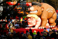 20220814-trump-humped-by-russia