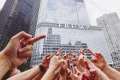 20230404-trump-tower-fingers