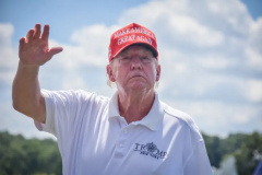 20230817-trump-golf-wave