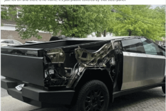 20250324-cybertruck-falling-apart