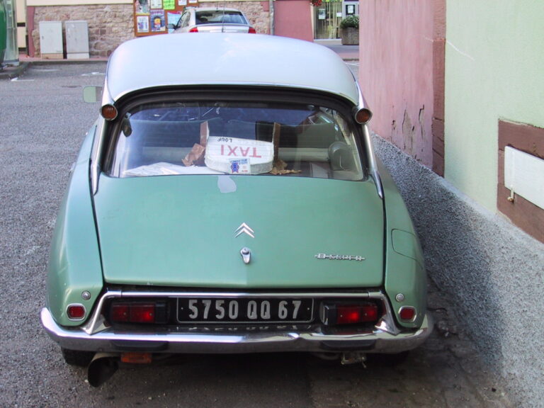 Old DS outside Fessenheim-le-Bas