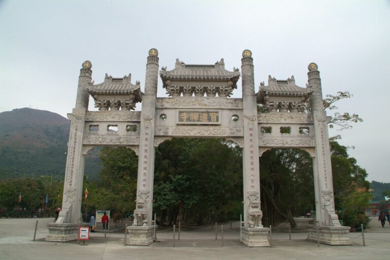 Lin Po and the Giant Buddha