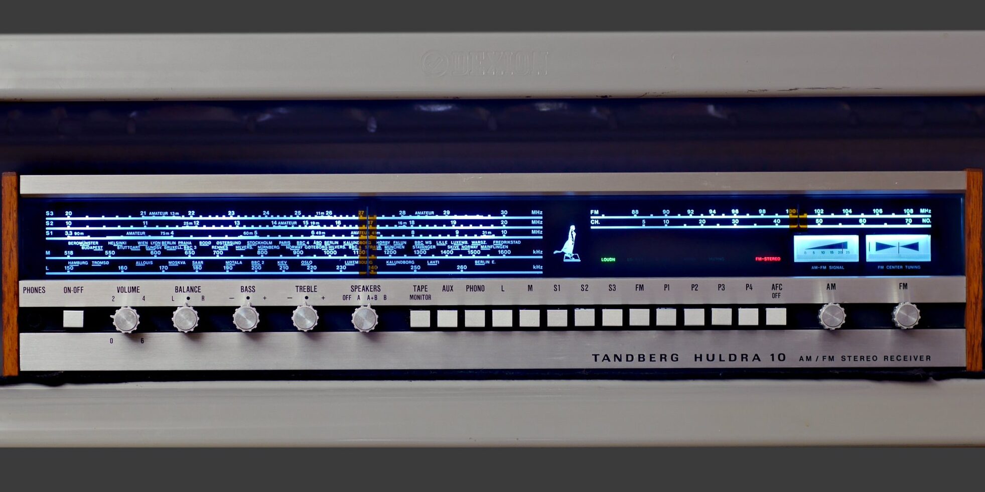 Tandberg Huldra 10 receiver on Dexion shelf